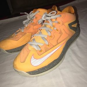 MENS NIKE LEBRONS SIZE 11.5
